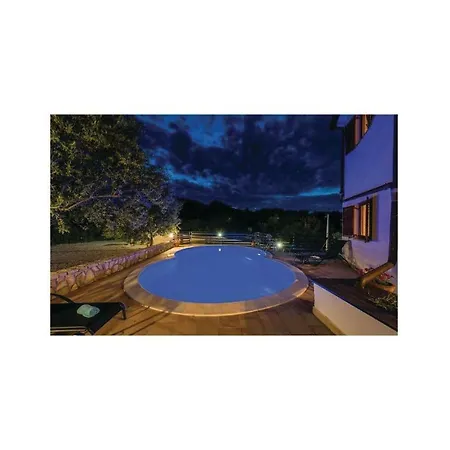 Two-bedroom In Labin アパート ラビン