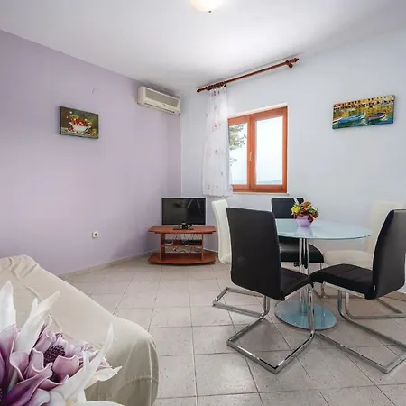 Two-bedroom In Labin アパート