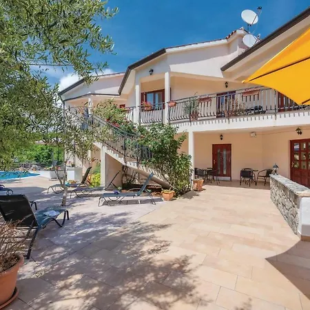 Two-bedroom In Labin アパート