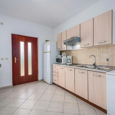Two-bedroom In Labin アパート