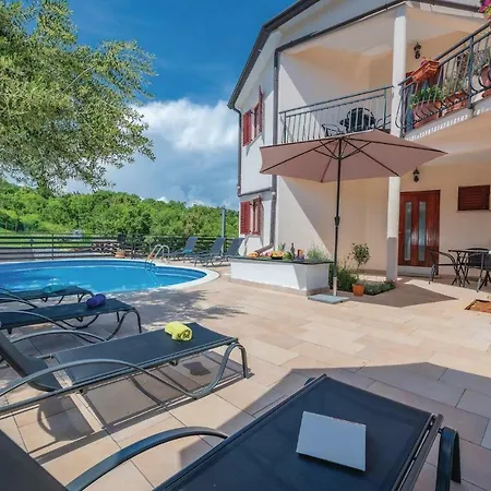 Two-bedroom In Labin アパート